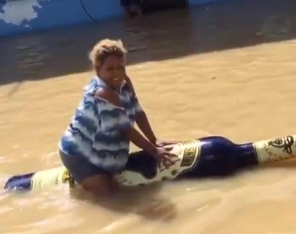 VIRAL: Mujer navega por inundaciones en Tabasco sobre inflable de tequila
