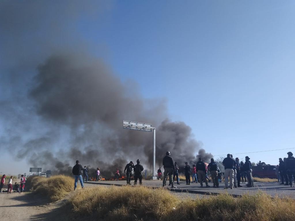Bloquean y queman llantas en la Torreón-San Pedro; acusan abuso policiaco