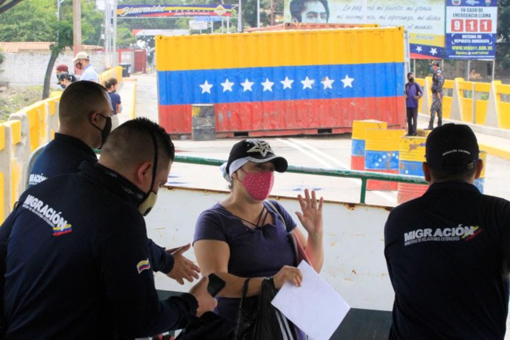 Unos 500 venezolanos intentan pasar a la fuerza la frontera con Colombia