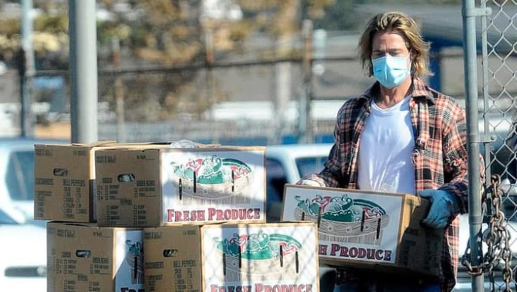Captan a Brad Pitt repartiendo cajas de comida a necesitados