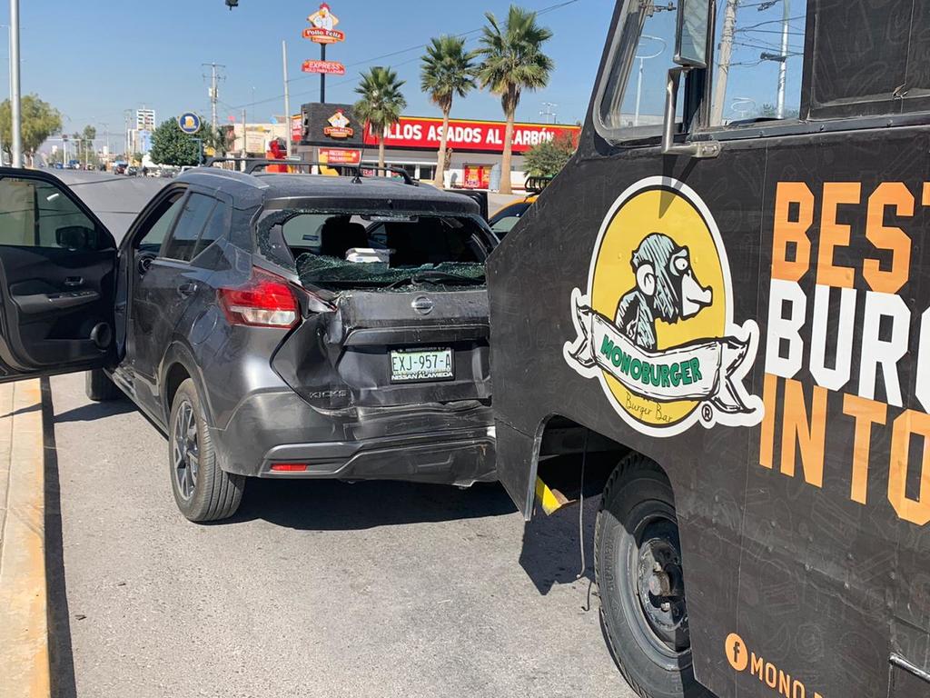 'Food Truck' en Torreón se queda sin frenos y choca contra camioneta
