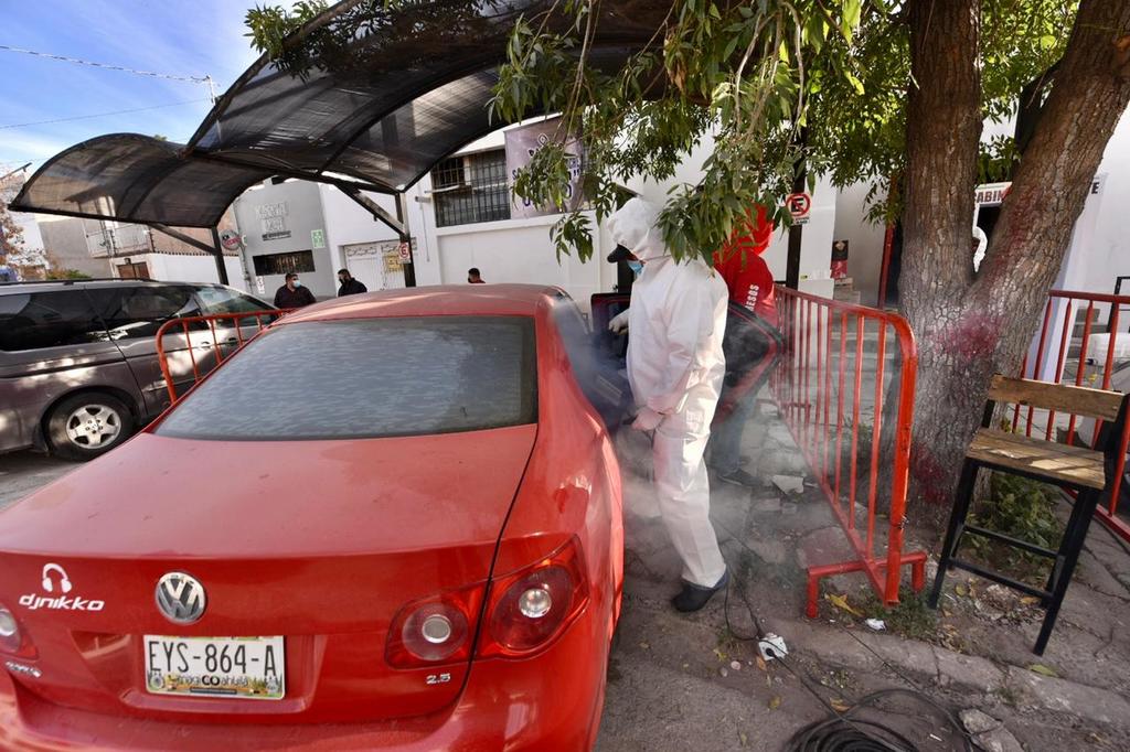 Empresario lagunero ofrece sanitización gratuita a autos para apoyar