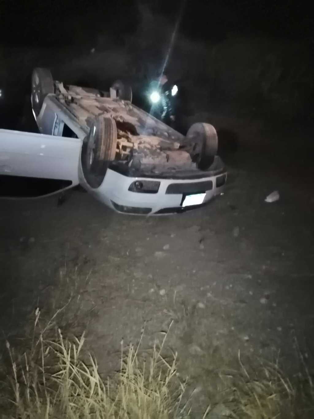 Vuelca y abandona su vehículo en la carretera estatal San Pedro-Tacubaya