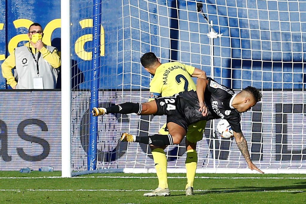 Acción del árbitro tras gol del Real Madrid al Villarreal causa polémica