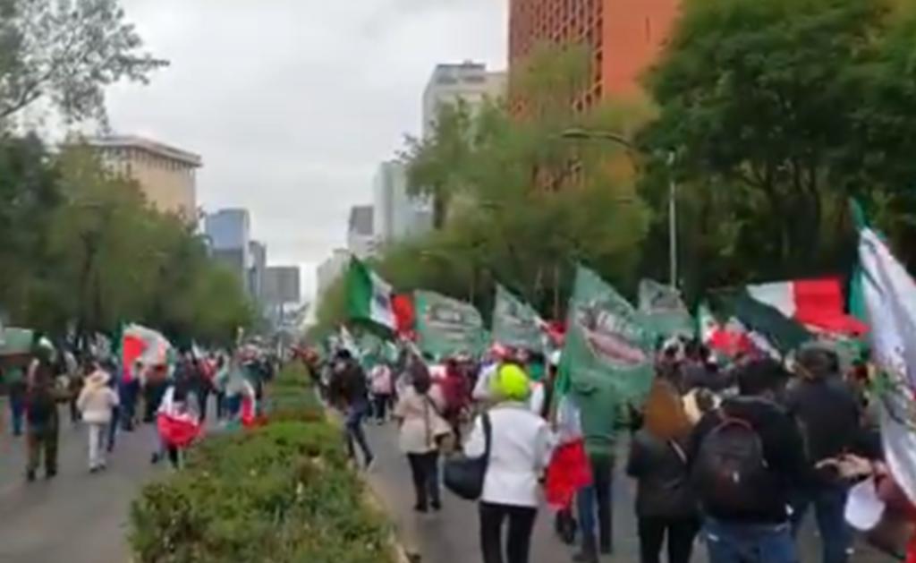 Integrantes de FRENAAA marchan al Ángel de la Independencia