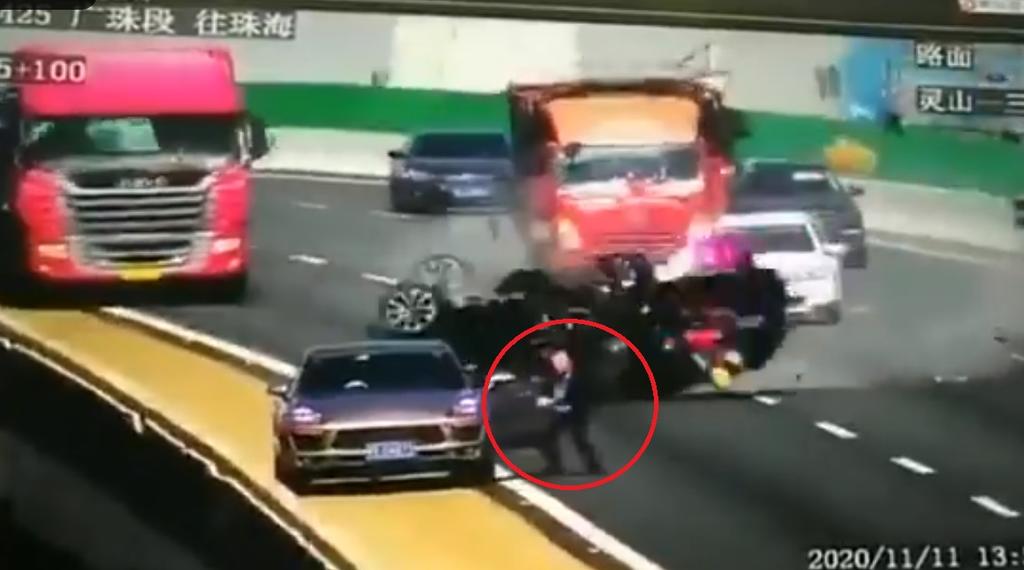Automóvil protagoniza aparatoso accidente al ser embestido por camión