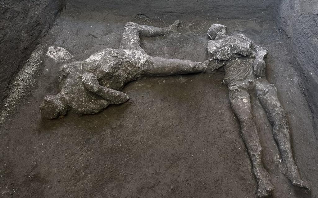 Encuentran restos de hombre rico y su esclavo entre las cenizas de Pompeya