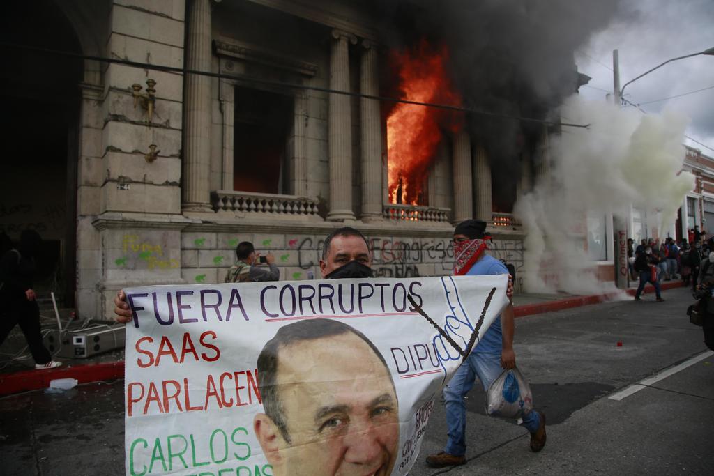 Guatemaltecos se manifiestan en contra del Congreso y del Ejecutivo
