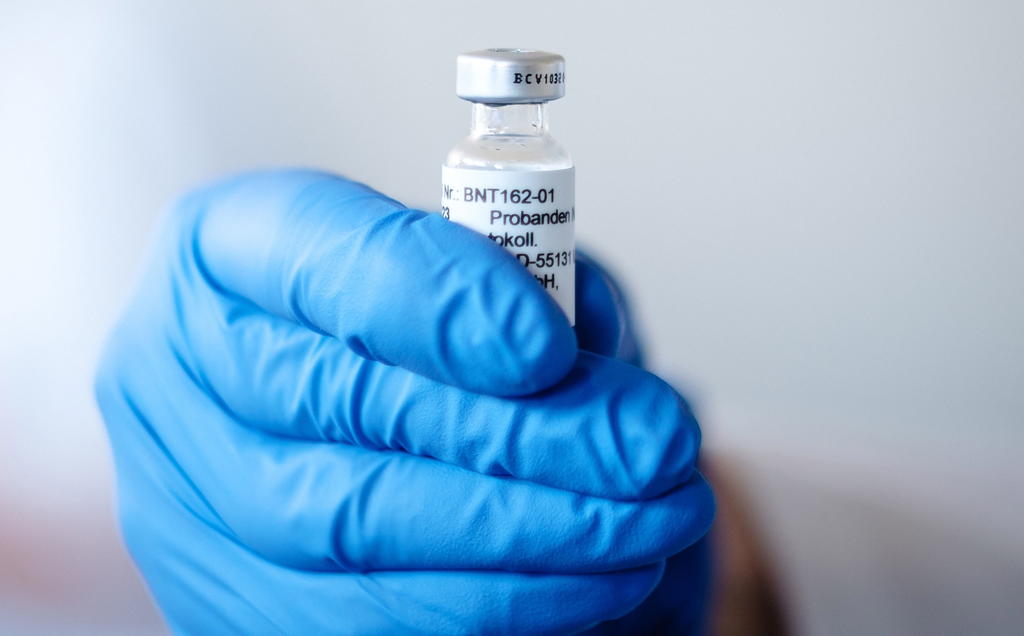 Vacuna contra COVID-19 podría administrarse en EUA el 12 de diciembre