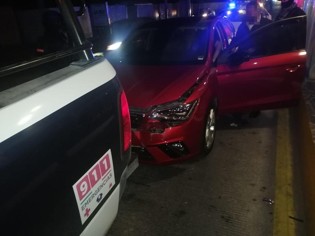 Ebrio conductor choca contra patrulla en Torreón; lo detienen