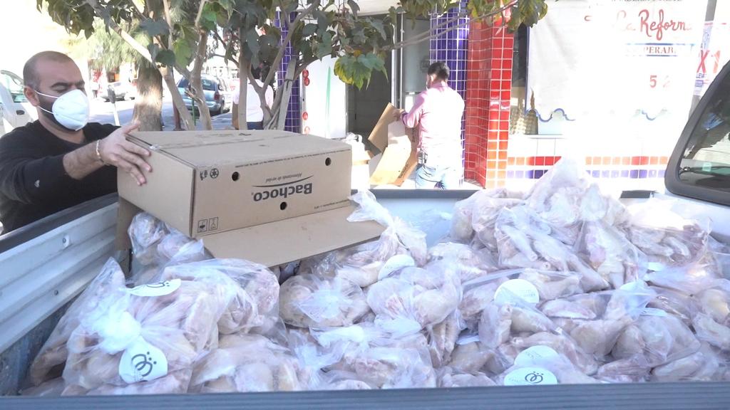 Llevan a familias de Miravalle tres toneladas de pollo para atenuar efectos de la pandemia