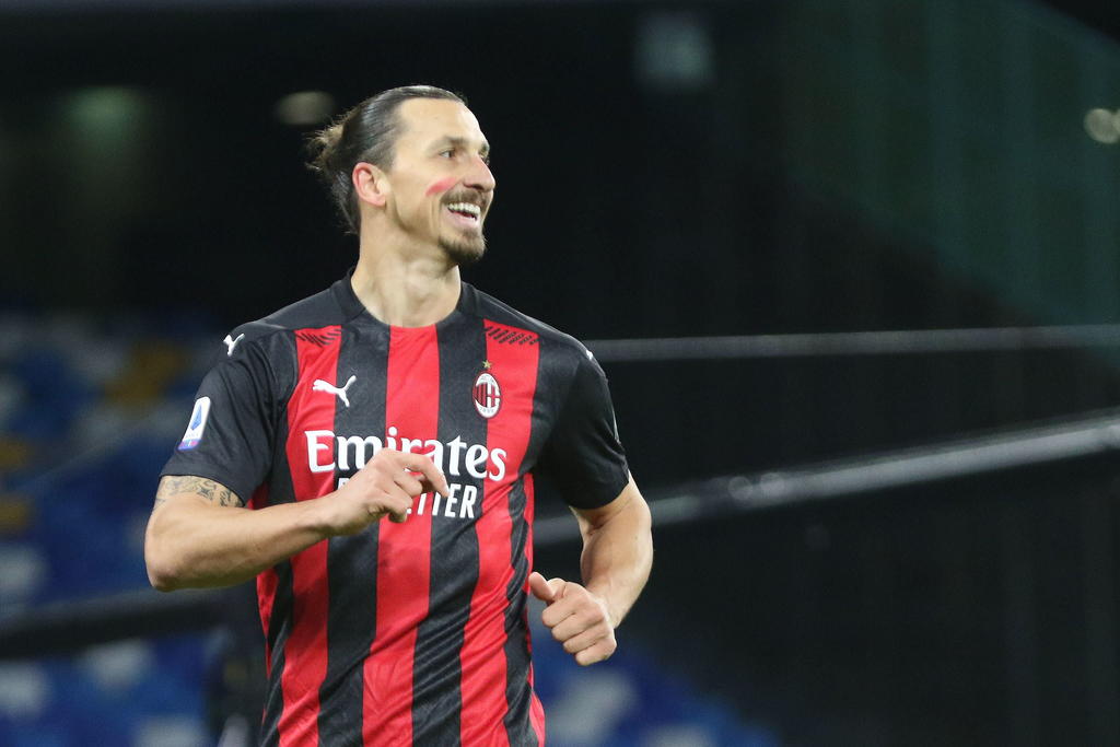 Zlatan Ibrahimovic pone líder al Milan tras vencer al Napoli