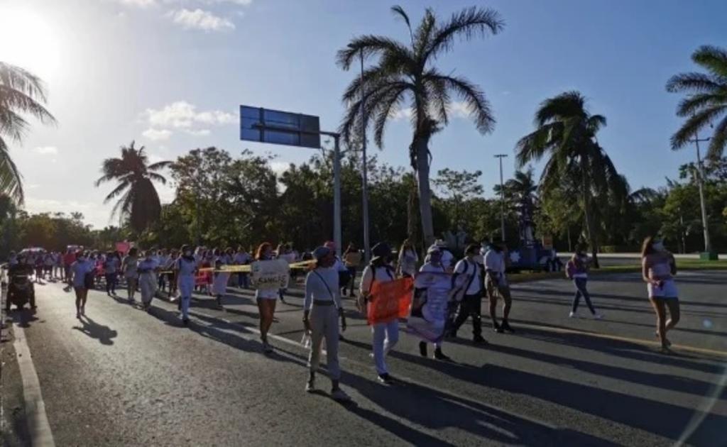 Marchan en Cancún contra los feminicidios en zona turística