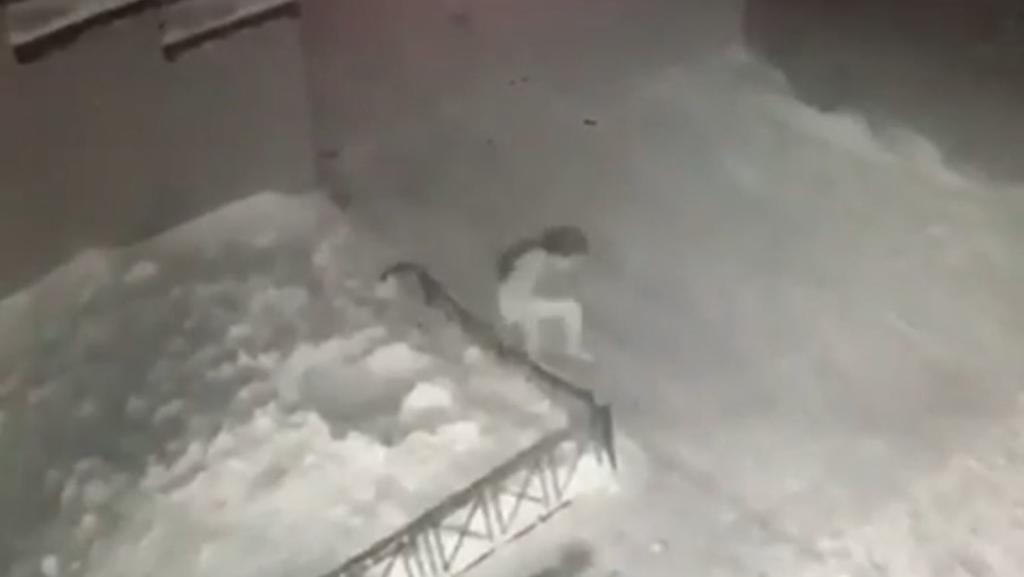 Niña cae de un cuarto piso sobre nieve y se levanta como si nada