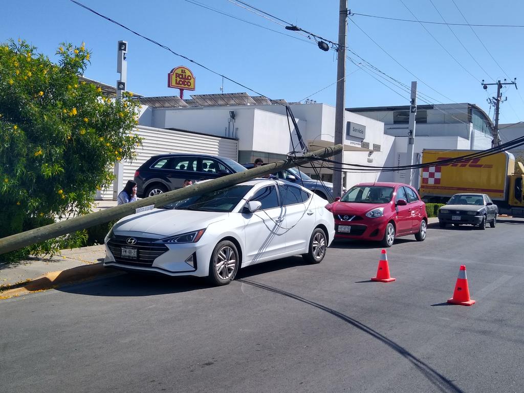 Poste cae en Torreón sobre automóvil estacionado