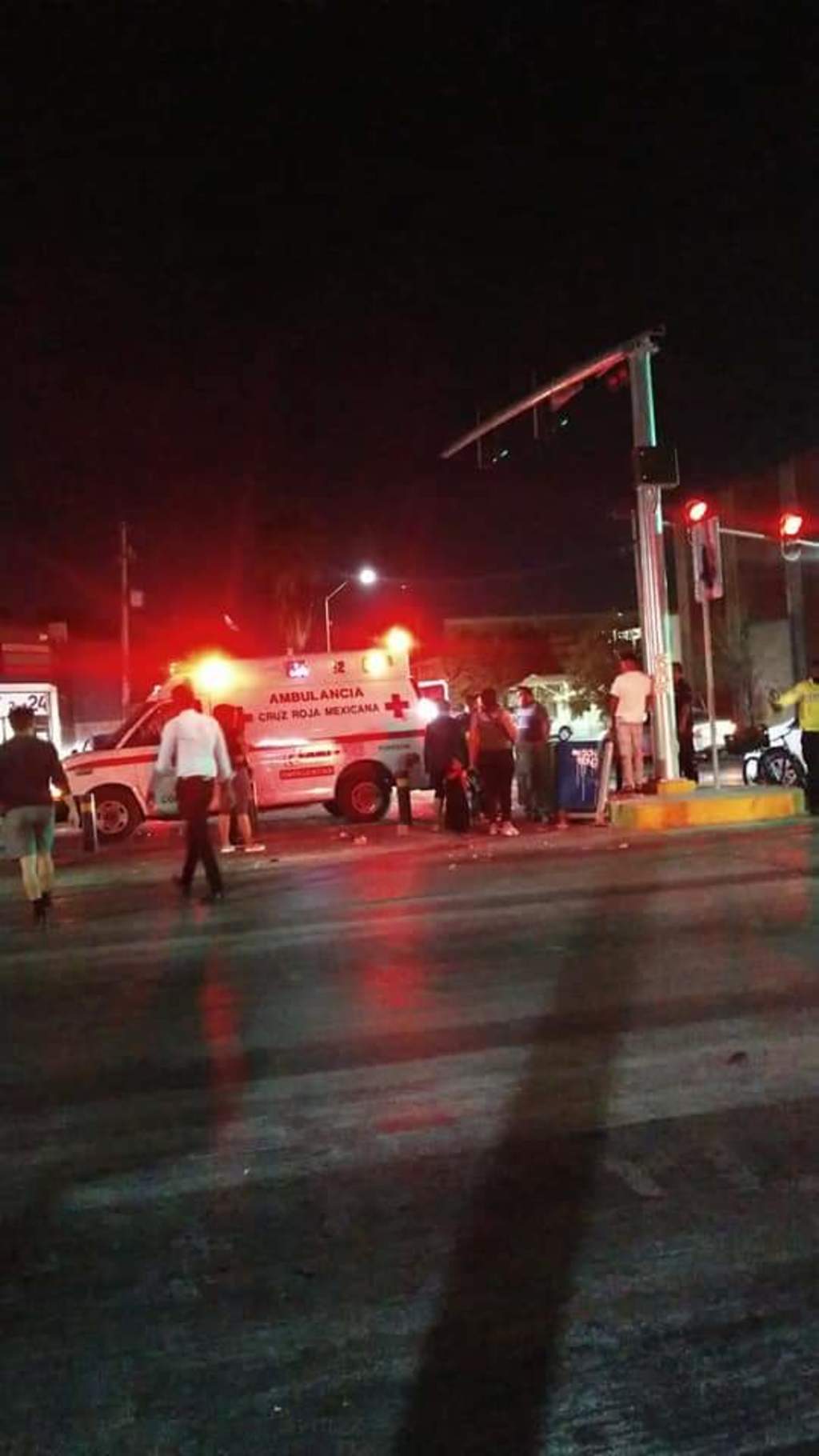 Coche arrolla a mujer en Torreón; sufre heridas graves
