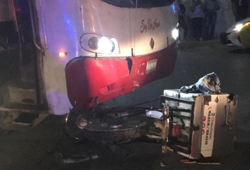 Autobús impacta a motociclista en Torreón y lo deja lesionado