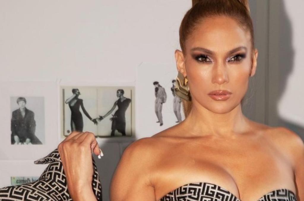 Jennifer Lopez posa desnuda para su nuevo material musical