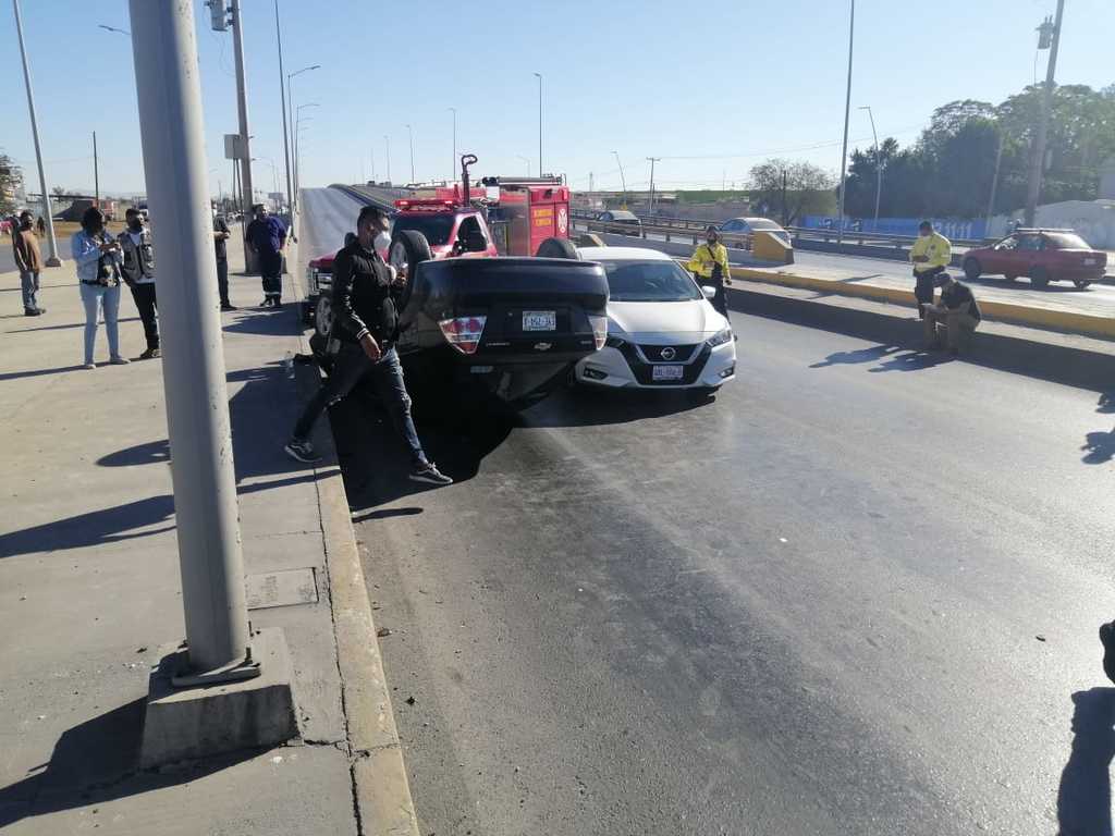 En Torreón, motocicleta provoca volcadura sobre el periférico