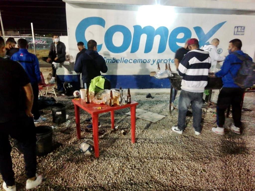 Clausuran cancha de futbol en Torreón por venta y consumo de alcohol