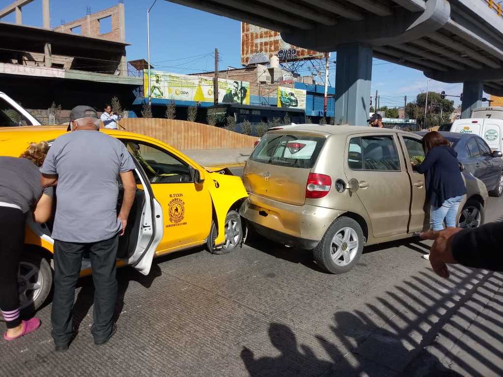 Taxi provoca en Torreón triple choque por alcance