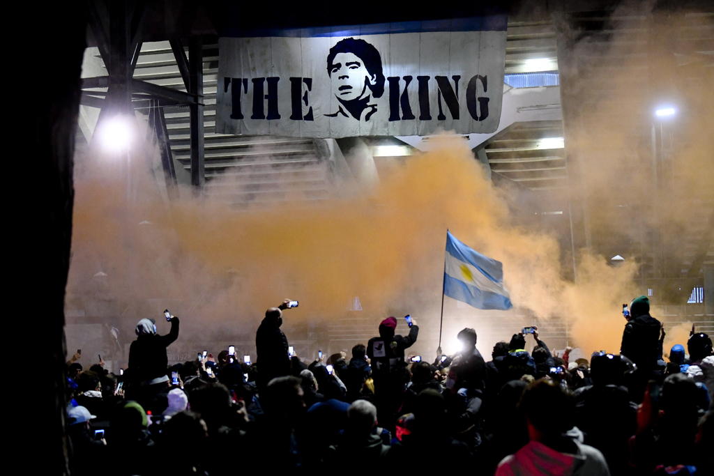 Recuerdan a Maradona en el estadio San Paolo napolitano