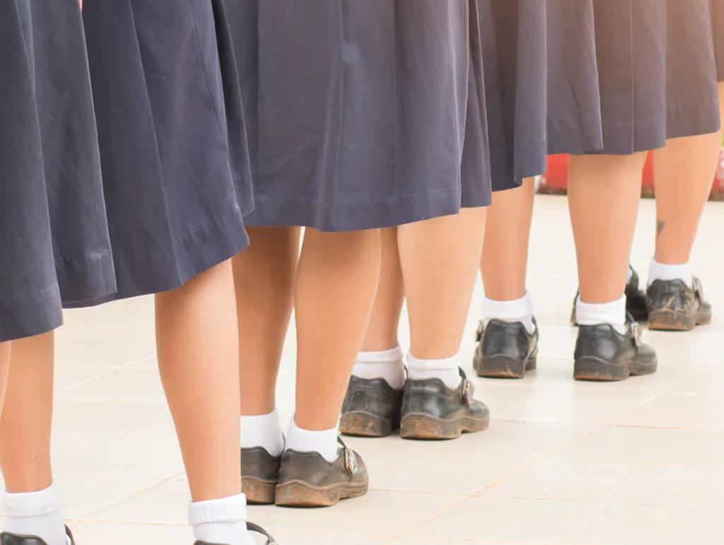 Escuela pide a las alumnas cubrir sus rodillas ‘porque distraen a los profesores’