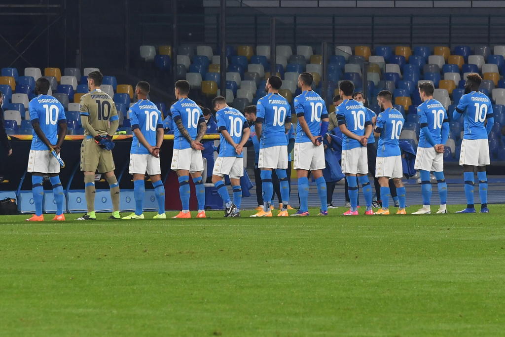 Jugadores del Napoli hacen homenaje a Maradona portando el 10 en la Europa League