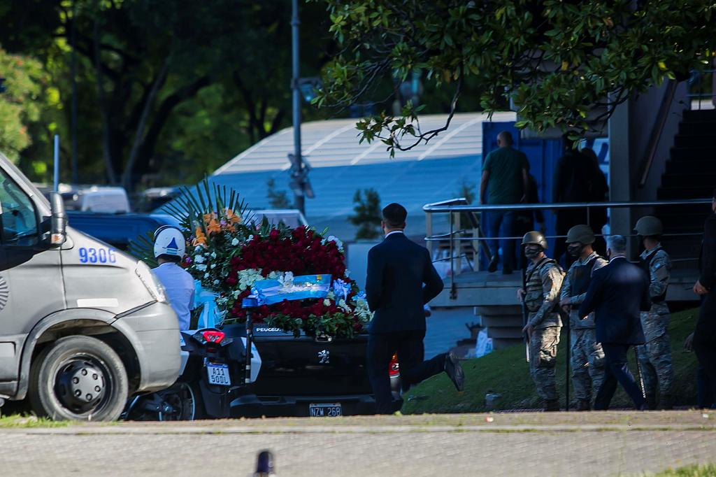 Llegan restos de Maradona a cementerio; le darán el último adiós