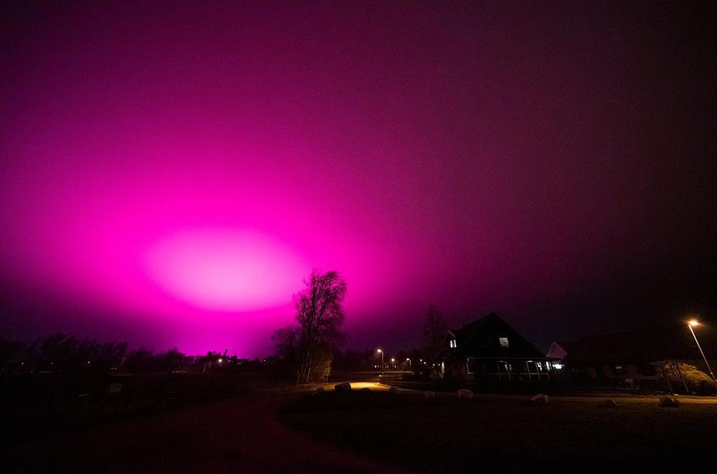 El cielo se vuelve púrpura en una ciudad de Suecia