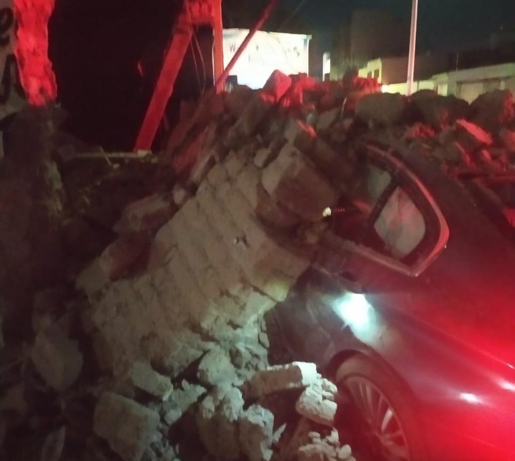 Joven ebrio choca en Torreón contra finca y derrumba pared