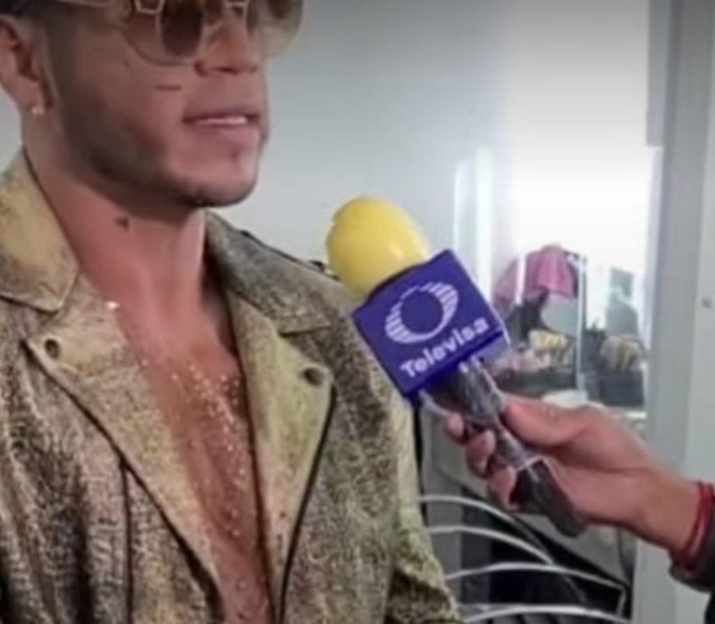 Televisa entrevista a Samo protegiendo su micrófono del COVID con condón