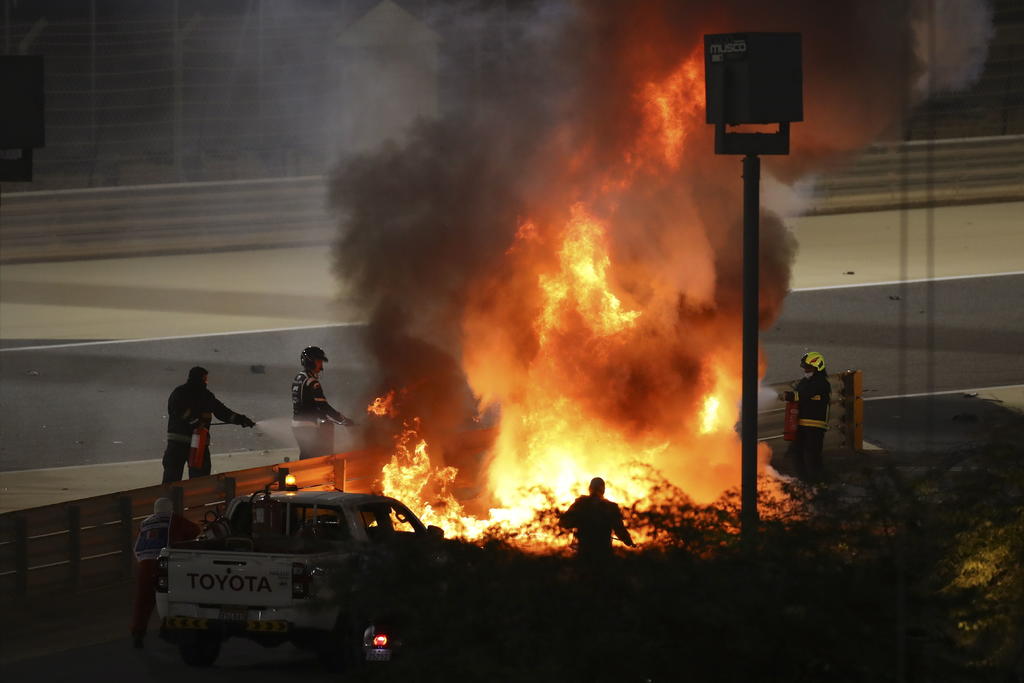 Se incendia auto tras accidente de Romain Grosjean; interrumpen Gran Premio de Baréin