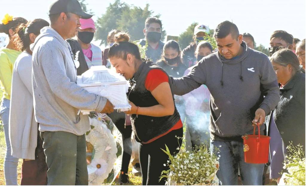Familiares despiden a Lazarito, bebé declarado muerto por error en hospital de Puebla