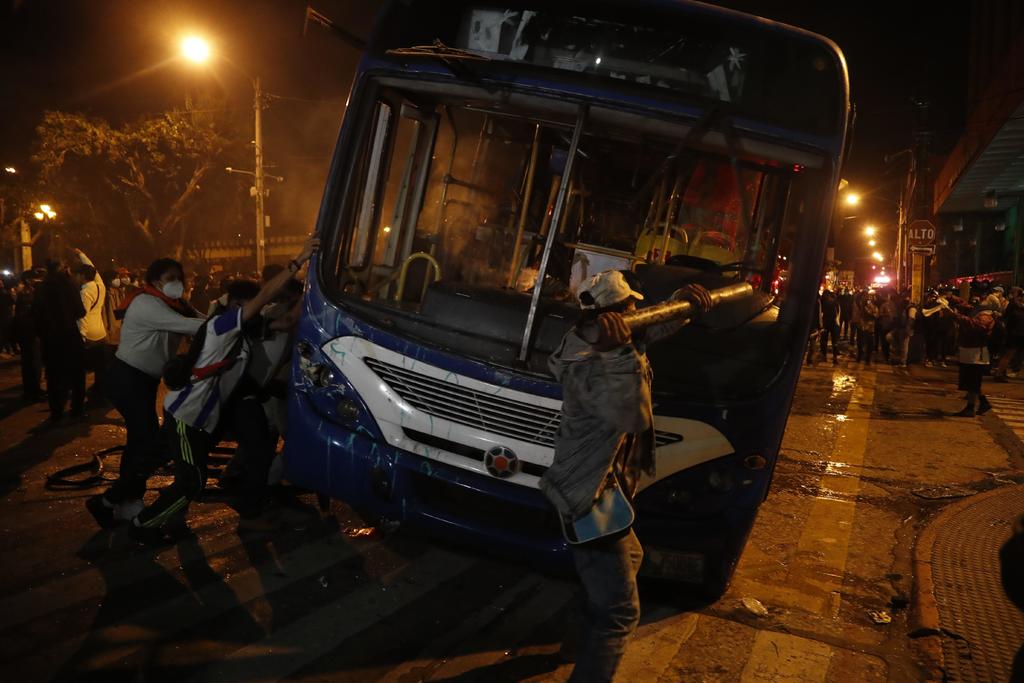 Incendian autobús durante protesta en Guatemala