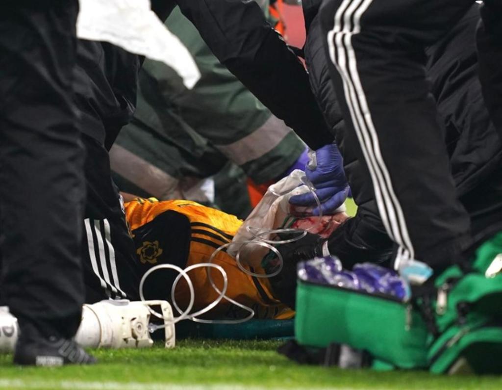 Raúl Jiménez recibe duro cabezazo durante partido; es retirado en camilla