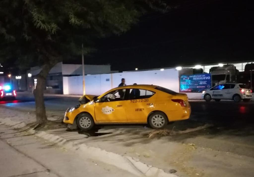 Taxista choca en periférico de Torreón y abandona unidad