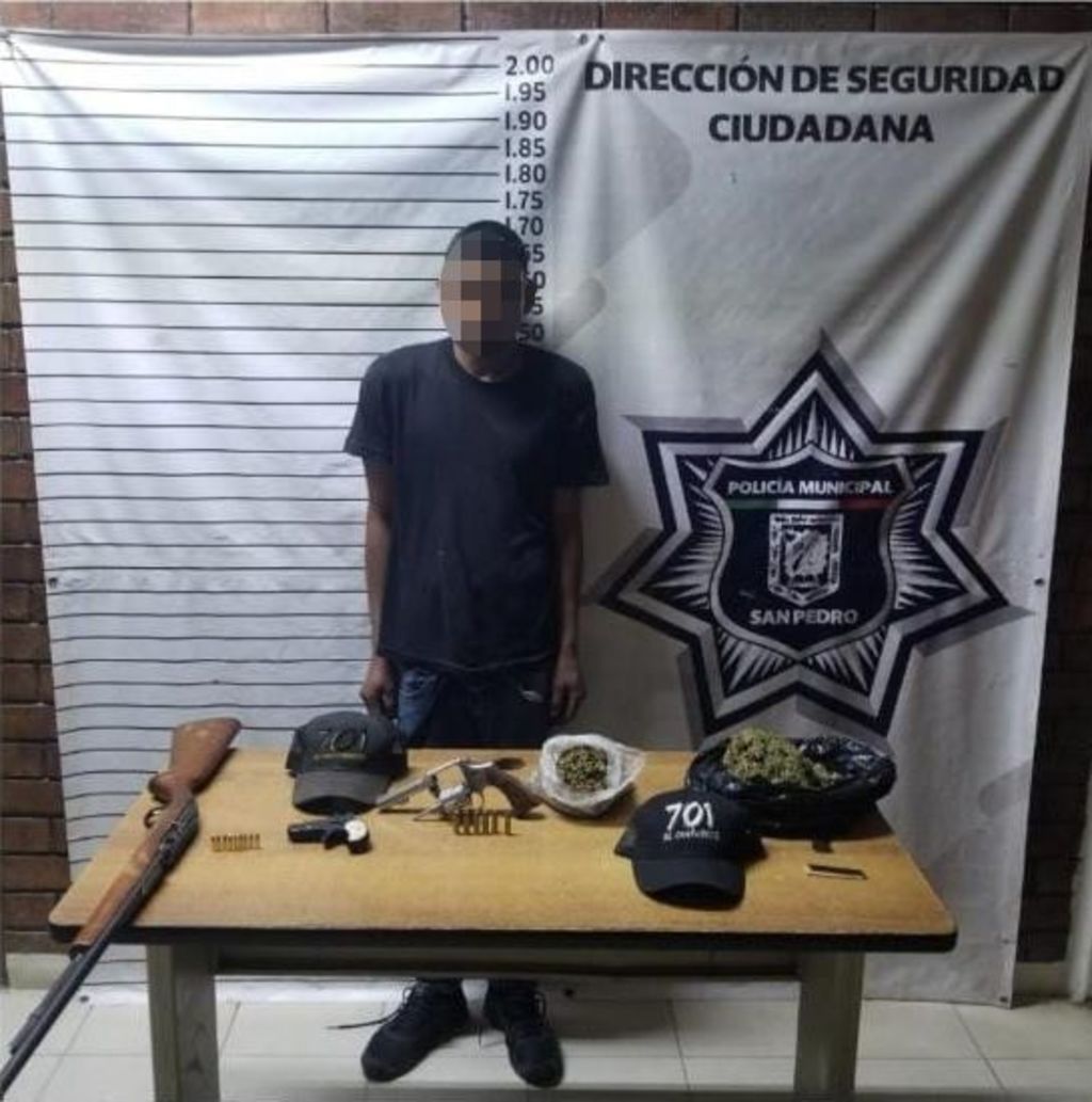 Policías arrestan a sujeto en San Pedro con armas y marihuana