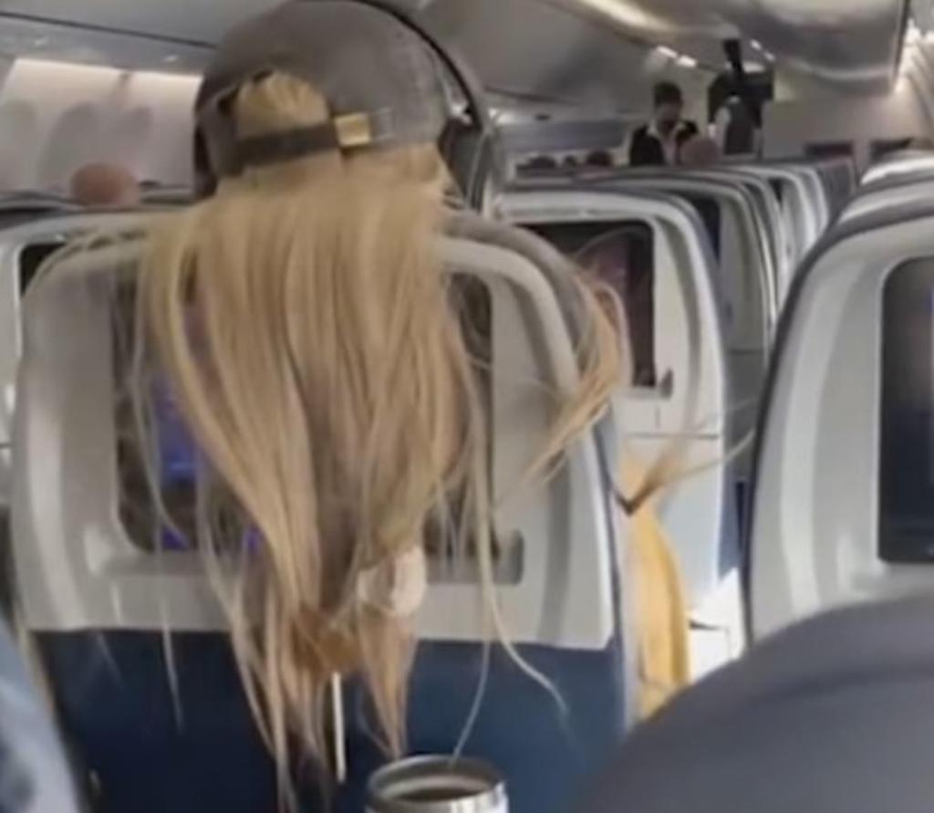 Pasajera enfurecida coloca chicle en cabellera de compañera de vuelo 'molesta'