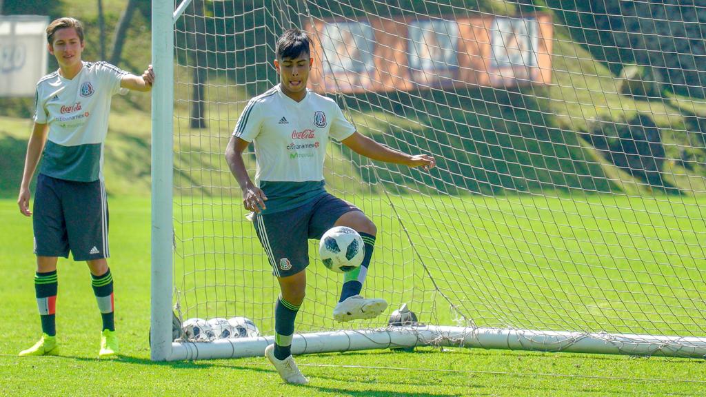 La selección de Estados Unidos convoca al mexicano Efraín Álvarez