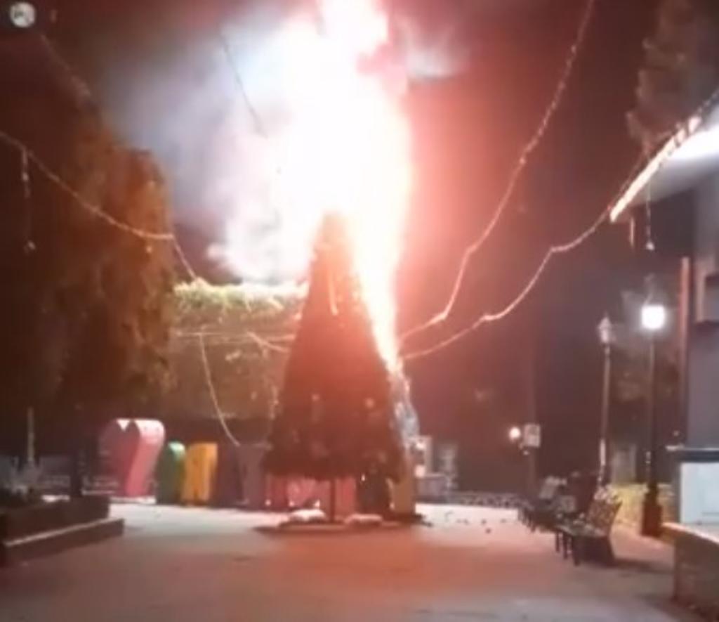 ¿Grinch?; árbol de navidad en Michoacán es consumido por las llamas