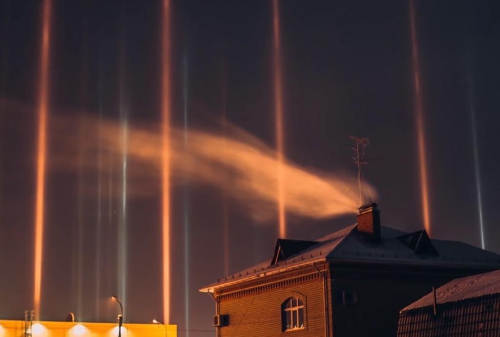Ilusión óptica hace que se vean pilares de luz en el cielo en Rusia