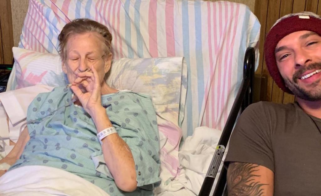 Abuelita pasa sus últimas horas fumando marihuana con su nieto