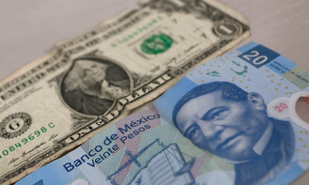Peso mexicano cierra este viernes por debajo de las 20 unidades por dólar
