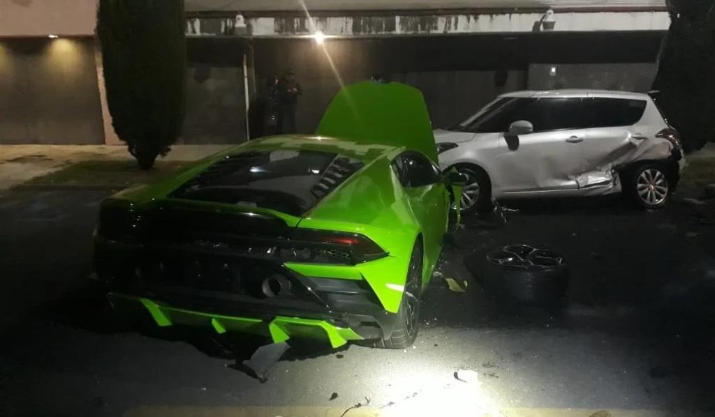 Conductor de Lamborghini lo abandona tras chocar en la CDMX