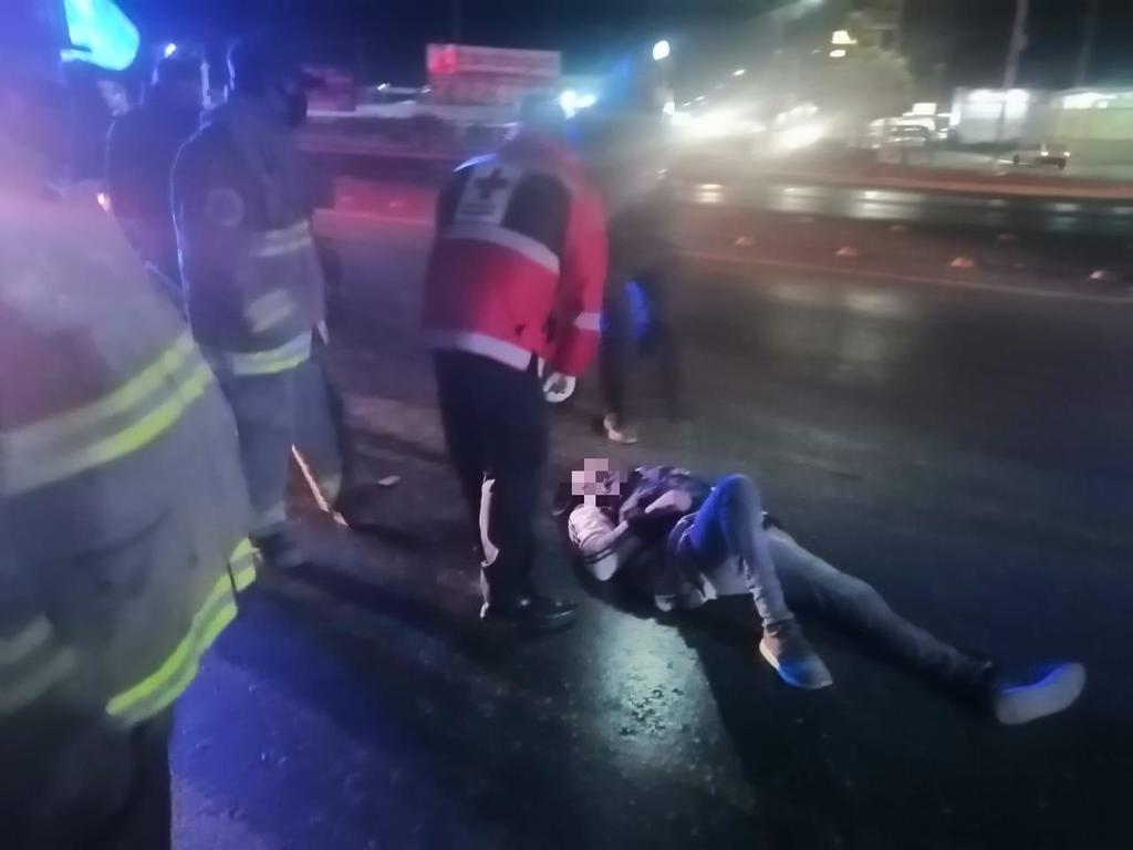 Vehículo huye tras arrollar a joven en Gómez Palacio