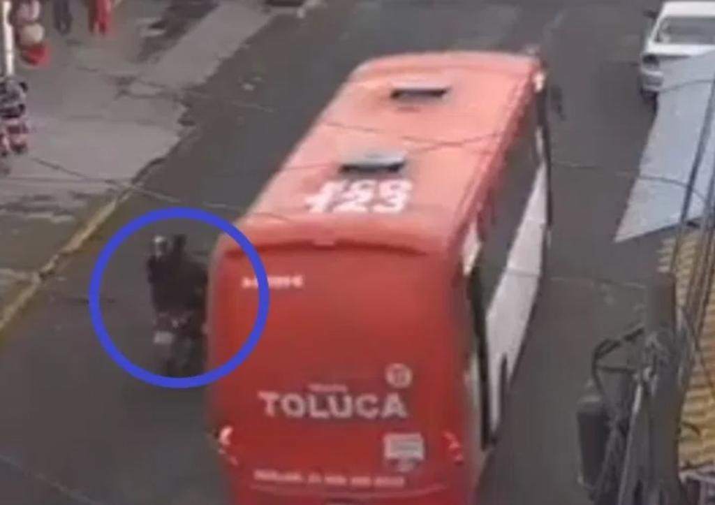 VIDEO: En Toluca niña muere arrollada por camión al caer de motocicleta
