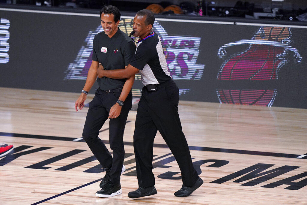 Los árbitros de la NBA deberán seguir protocolos de salud