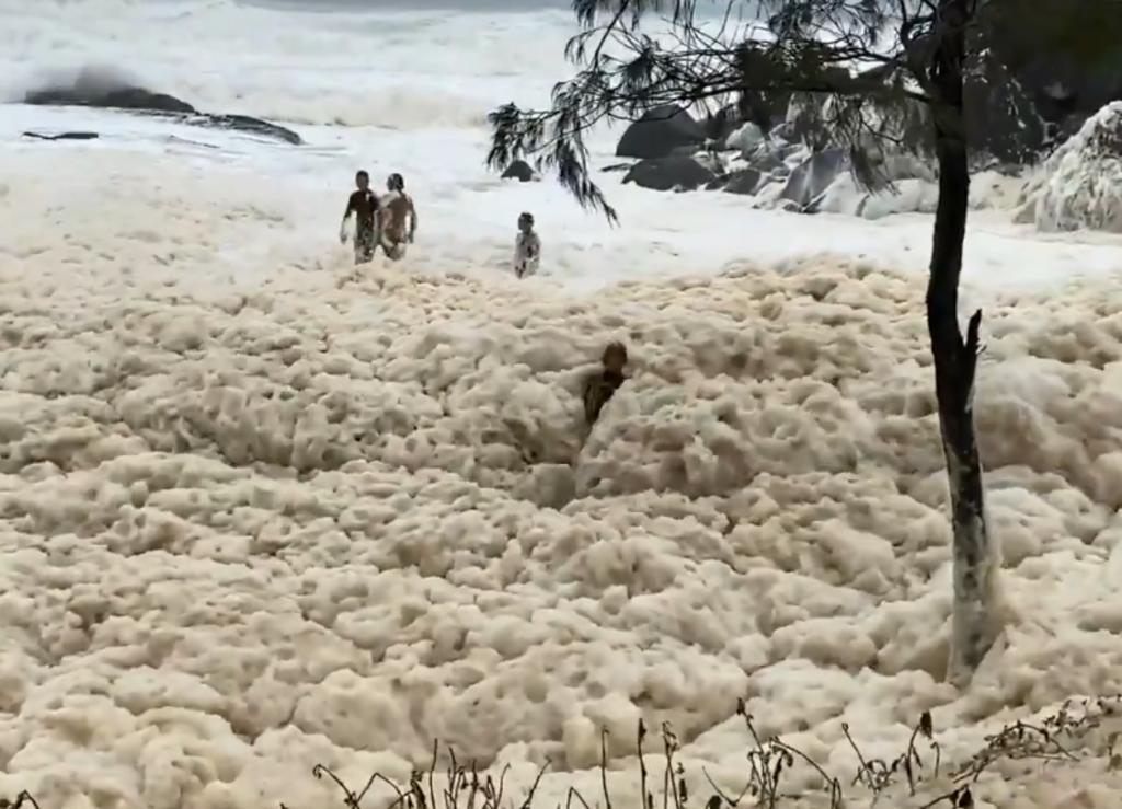 Espuma de mar cubre a los bañistas en una playa de Australia