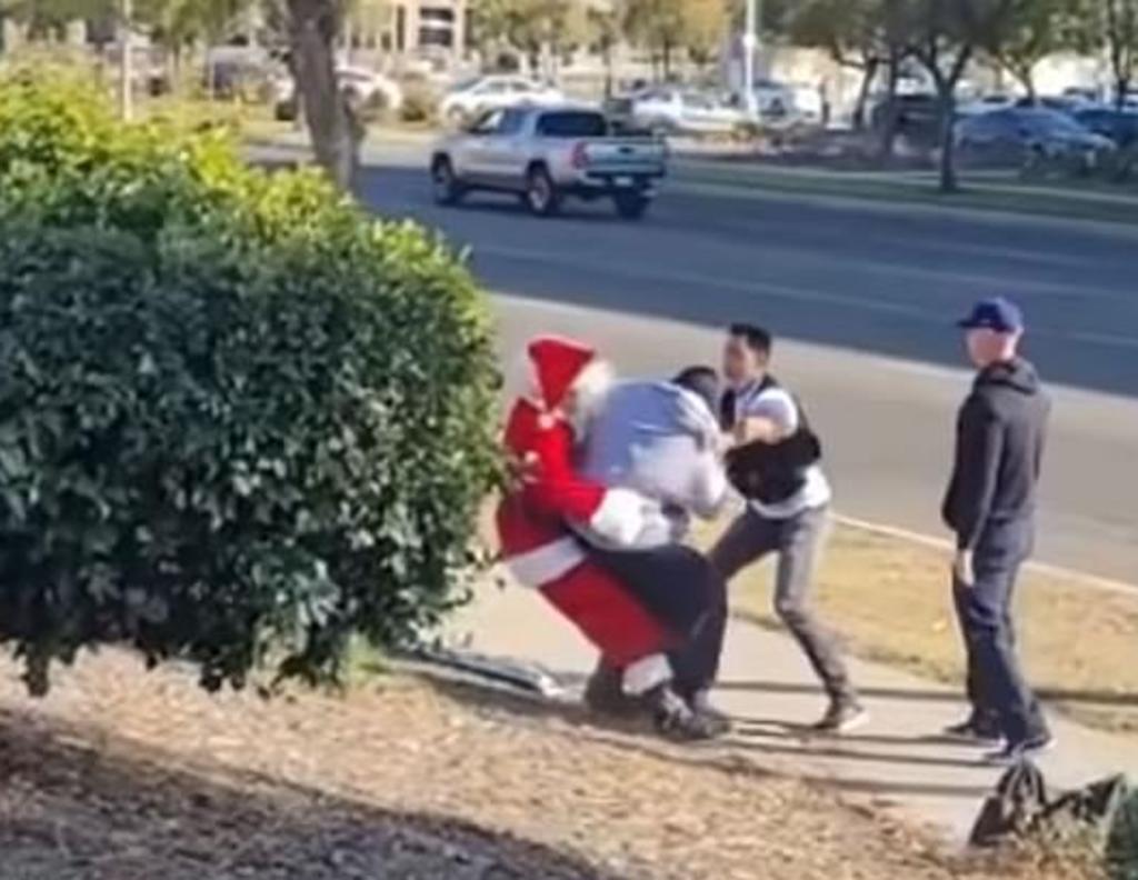 'De película'; policías se disfrazan de Santa y elfo para taclear ladrones